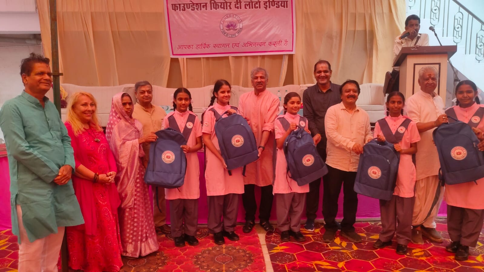 दक्षिणा में लिया था बेटियों की शिक्षा का संकल्प, इटली की मारा सांद्री 23 वर्षों से निभा रहीं वादा; पुष्कर में 601 बालिकाओं को मिली शिक्षण सामग्री